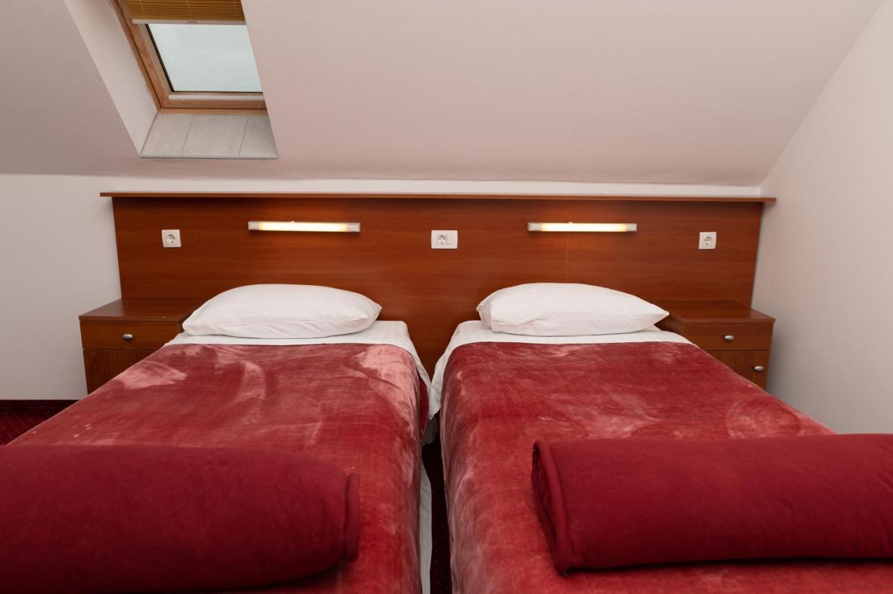 Hotel Mirni Kutak Otočac Εξωτερικό φωτογραφία