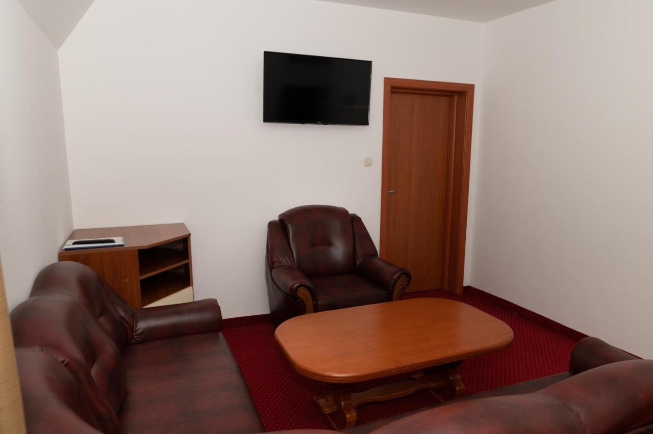 Hotel Mirni Kutak Otočac Εξωτερικό φωτογραφία