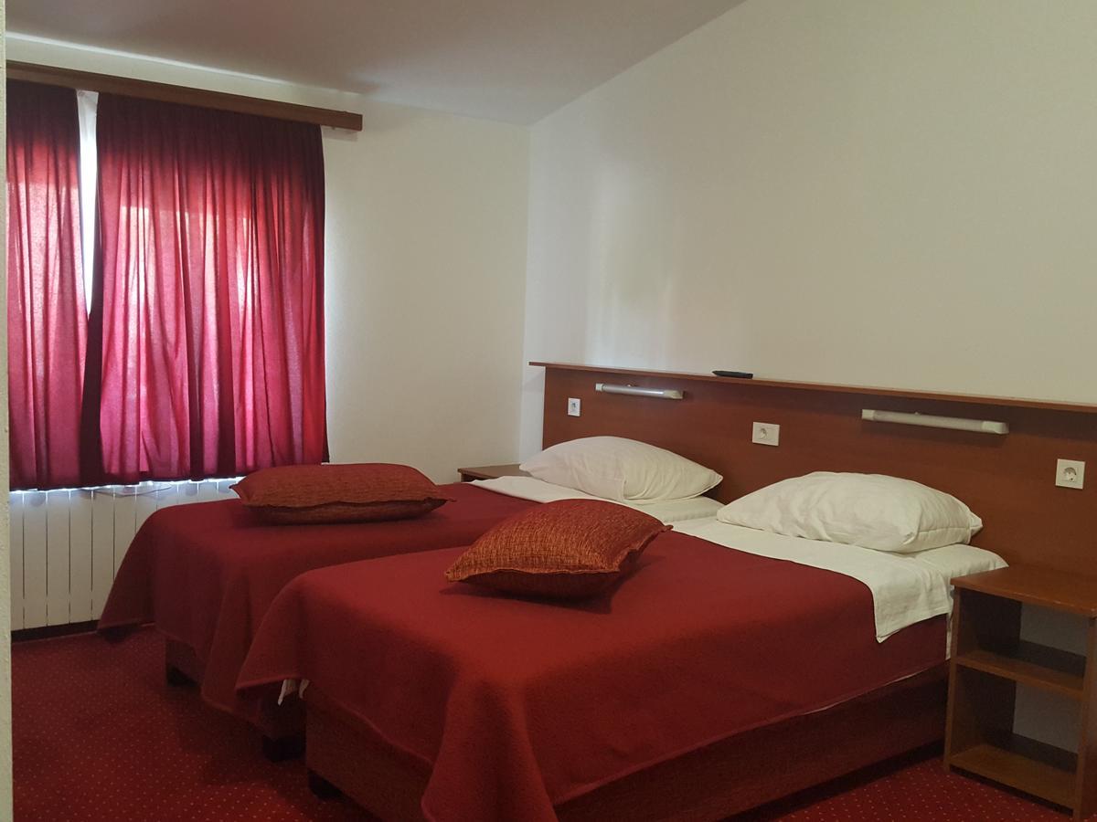 Hotel Mirni Kutak Otočac Εξωτερικό φωτογραφία