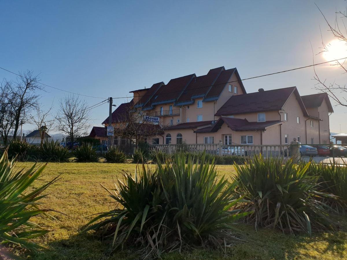Hotel Mirni Kutak Otočac Εξωτερικό φωτογραφία